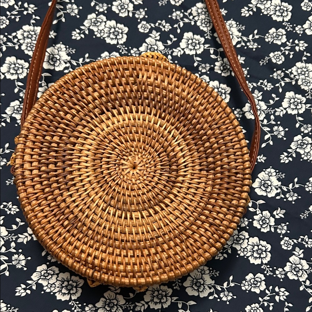 Elegant Woven Crossbody Bag in Tan